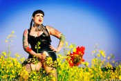 fetisch_heidi_besamt_blumen_01
