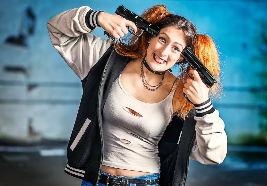 Harley Quinn with guns
