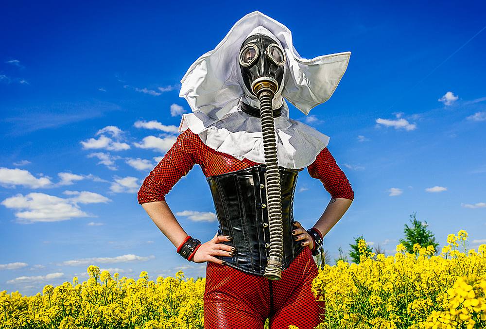 The Red Nun - A gasmasked trip into a colorfull canola field
