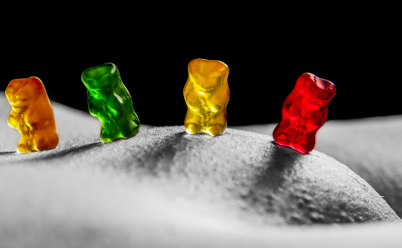 Sexy nude colorkey shooting with a gummi bear gang